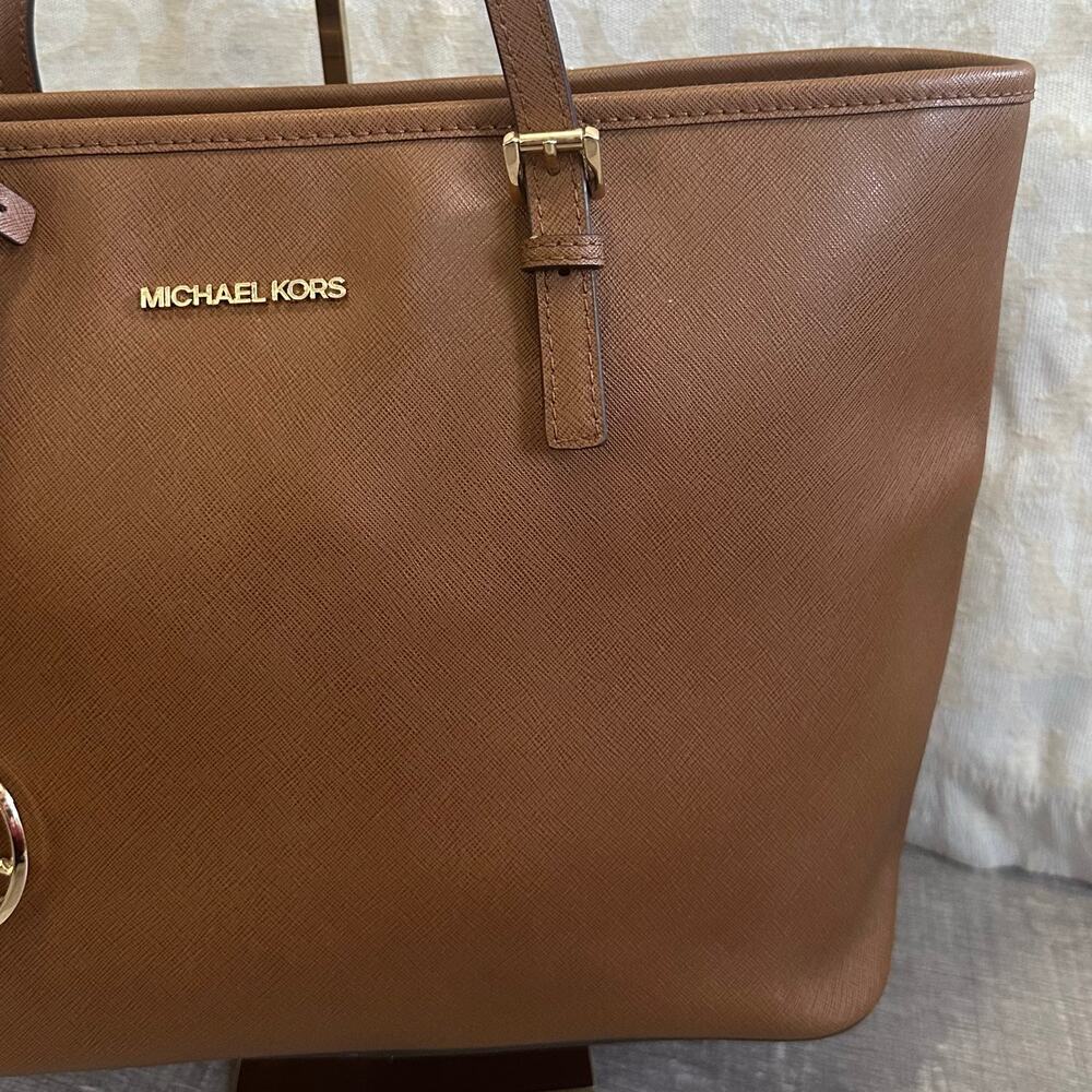 Michael Kors Jet Set Medium Travel Tote Bag Brown Saffiano Leather Zip Top - Picture 3 of 11
